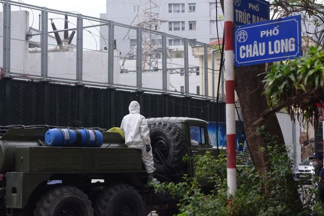 xe quan doi trien khai tieu doc khu trung khu pho co benh nhan nhiem covid 19 o ha noi