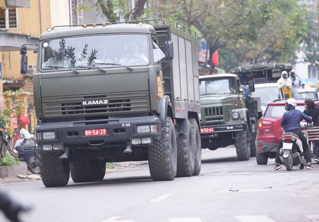 xe quan doi trien khai tieu doc khu trung khu pho co benh nhan nhiem covid 19 o ha noi