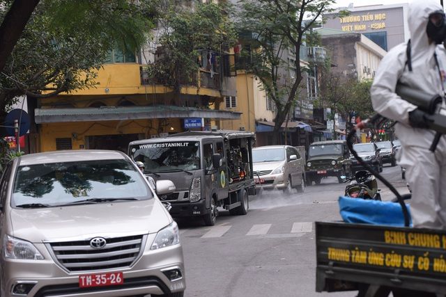 xe quan doi trien khai tieu doc khu trung khu pho co benh nhan nhiem covid 19 o ha noi