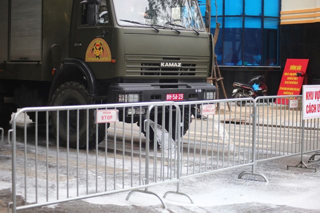 xe quan doi trien khai tieu doc khu trung khu pho co benh nhan nhiem covid 19 o ha noi