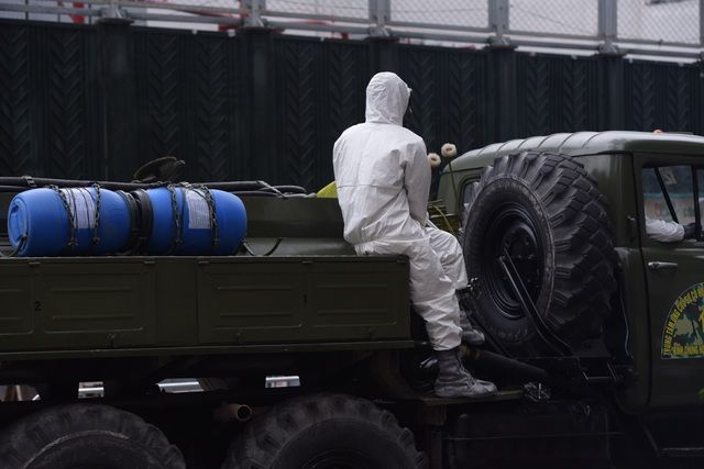 xe quan doi trien khai tieu doc khu trung khu pho co benh nhan nhiem covid 19 o ha noi