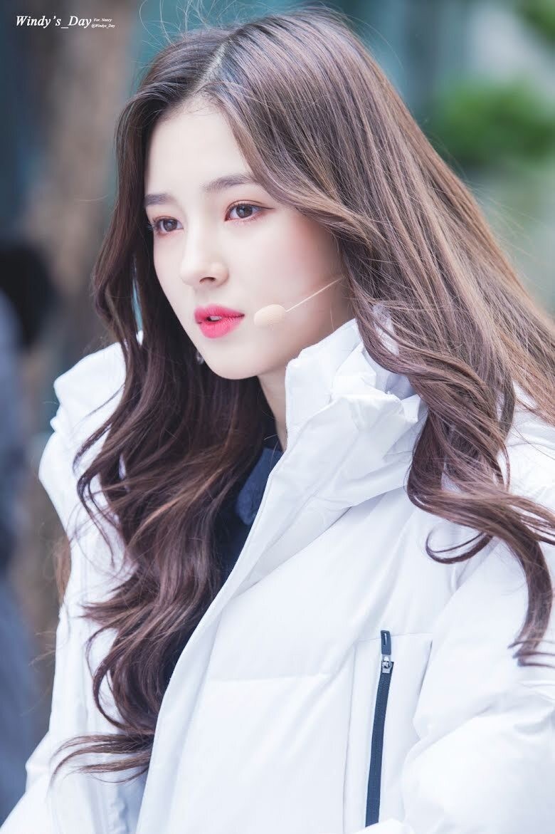 Ca sĩ Nancy nhóm Momoland luôn được gọi là búp bê vì xinh đẹp lấn át mọi người. Cô từng là một người mẫu nhí trước khi trở thành ca sĩ. Sở hữu dòng máu lai Hàn, Mỹ, gương mặt Nancy là sự kết hợp hoàn hảo giữa đường nét phương Tây và vẻ đẹp Hàn truyền thống. Cô có đôi mắt sâu, sống mũi cao và đôi môi chúm chím.