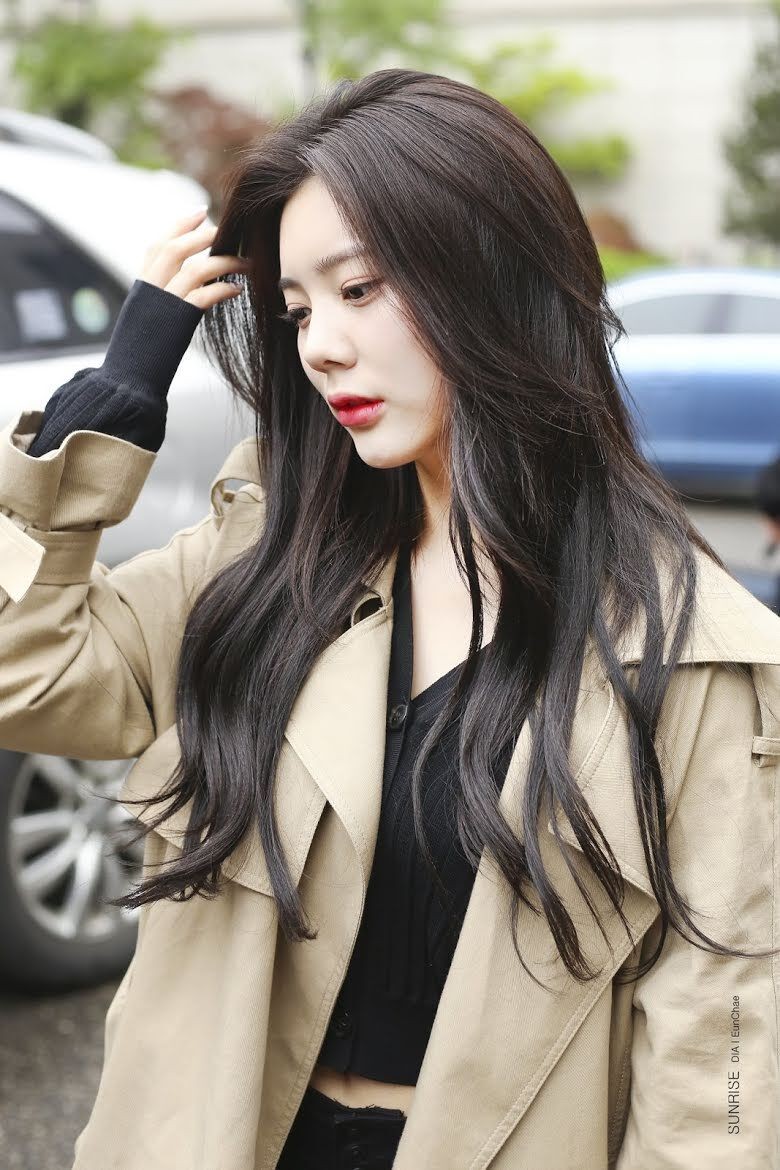 Eunchae nhóm DIA năm nay 21 tuổi, người Seoul. Cô có đôi môi cong nũng nịu, làn da trắng sứ và chiếc cằm nhọn. Dù chiều cao khiêm tốn 159 cm so với các đồng nghiệp, cô vẫn khiến fan mê mệt vì xinh đẹp.