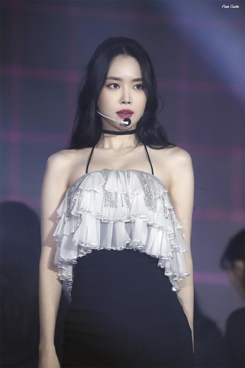 Son Naeun nhóm Apink mang vẻ đẹp cổ điển so với các đồng nghiệp trong nhóm, dù vậy lúc nào cô cũng nổi bật. Cô gái thường mặc đồ bó, khoe đôi chân dài và những đường cong gợi cảm.