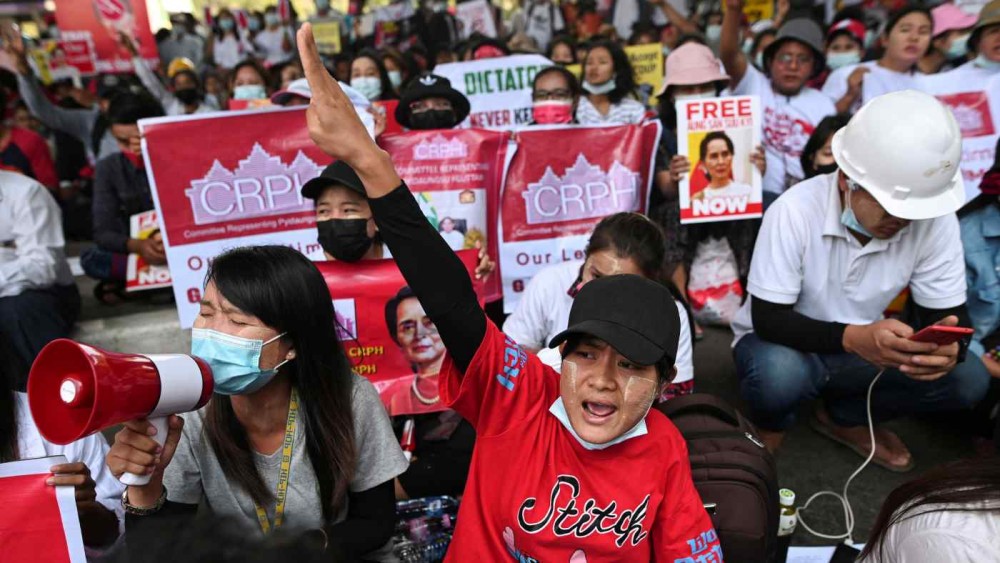 Tình trạng hỗn loạn đã hãm phanh ngành sản xuất của nước này. 