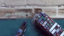 Tàu Ever Given thoát mắc kẹt ở kênh đào Suez, giá dầu thô giảm mạnh