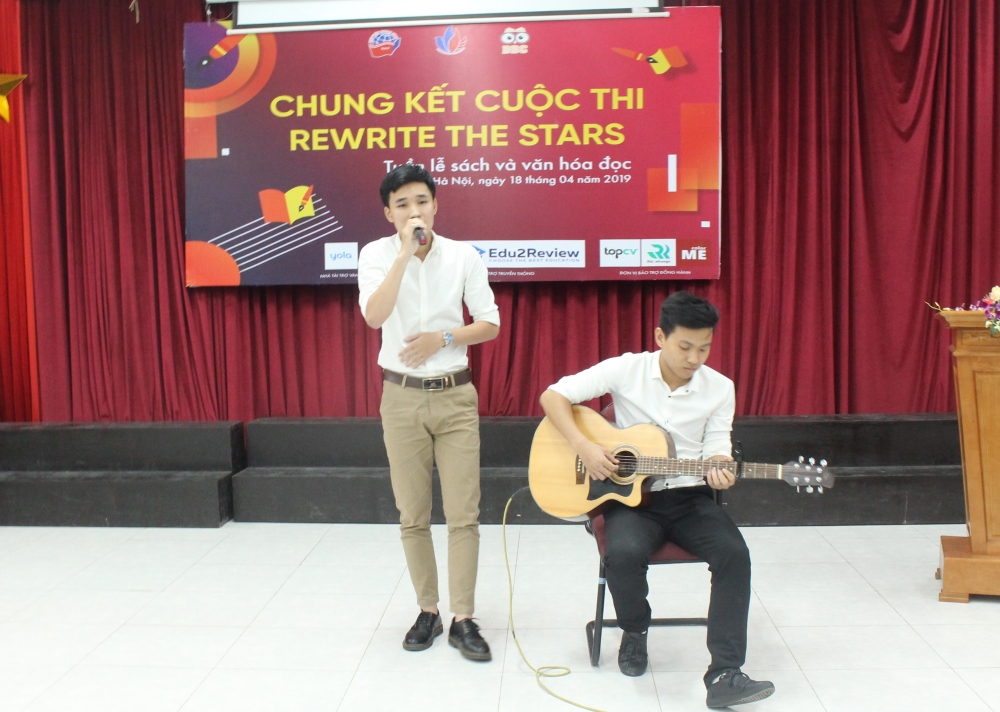 trao giai cuoc thi rewrite the stars viet lai cai ket cho mot cuon sach