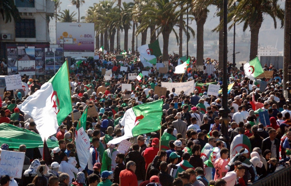 algeria bieu tinh lon lan thu 9 tai thu do va cuoc gap cac truong lao