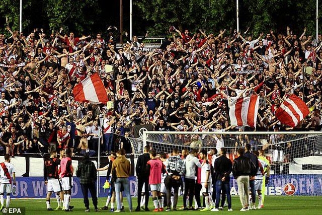 thua vallecano kem atletico 9 diem real madrid hy vong mong manh