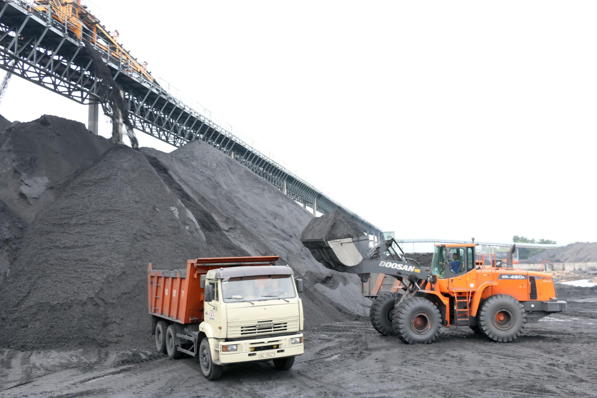 quang ninh tap trung phat trien hai tru cot kinh te moi tao but pha thoi covid 19