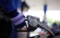 Giá dầu thế giới giảm sâu tác động thế nào đến thị trường trong nước?