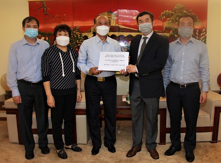 hoi viet kieu tinh quang dong trung quoc quyen tang 24000 nhan dan te phong chong covid 19 tai viet nam