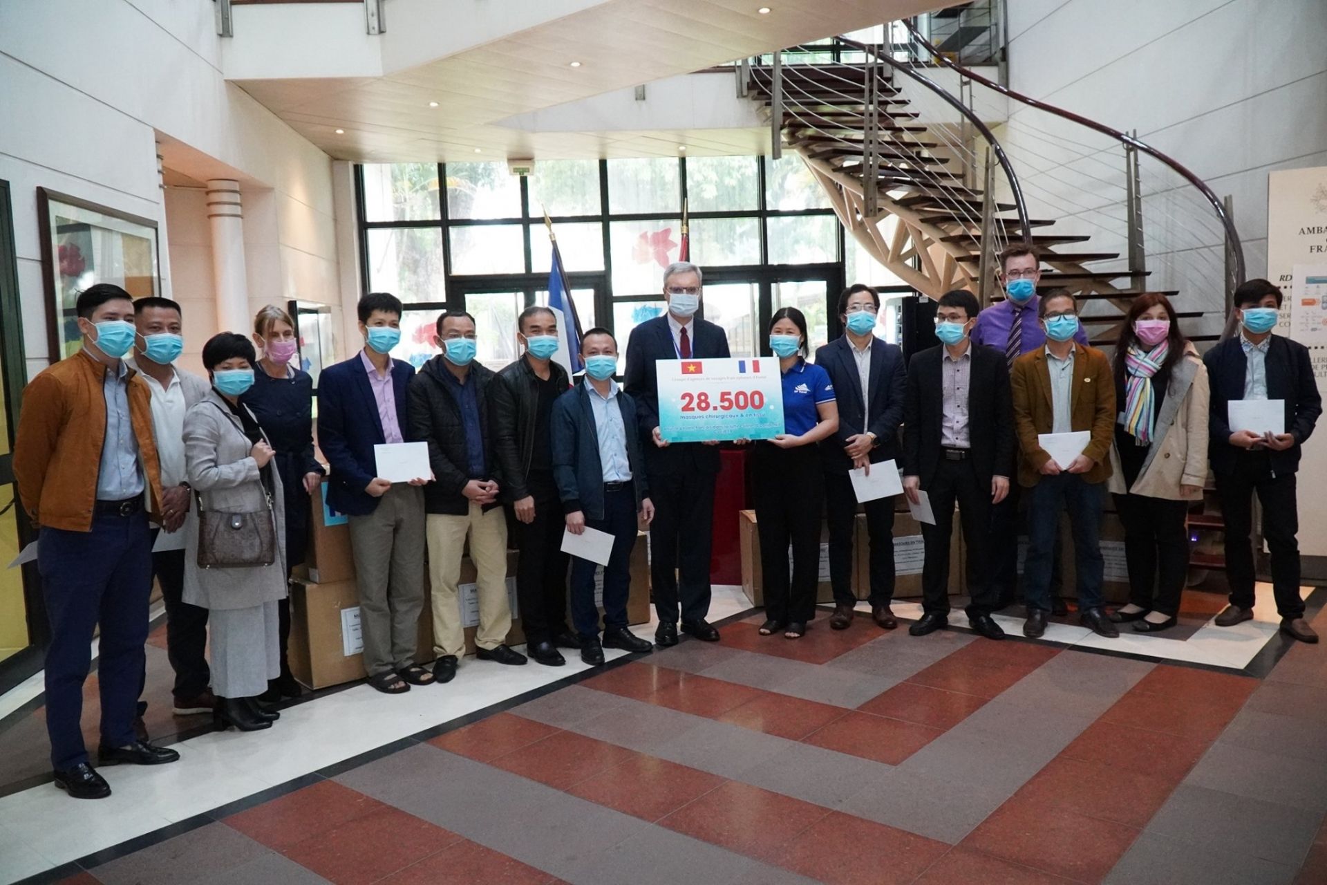Các công ty du lịch Việt Nam trao tặng 28.500 khẩu trang cho Pháp cac cong ty du lich viet nam tang 28500 khau trang cho nuoc phap