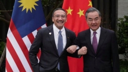 Gọi Ngoại trưởng Trung Quốc là 'anh cả', người đồng cấp Malaysia hứng chỉ trích