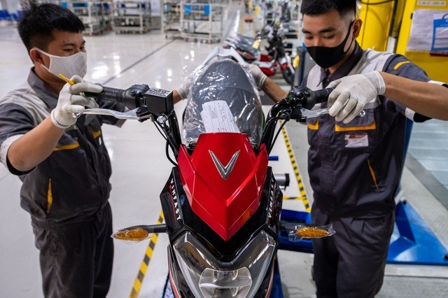 Công nhân tại nhà máy VinFast tại Hải Phòng đang làm việc (Ảnh: Linh Phạm/Bloomberg).