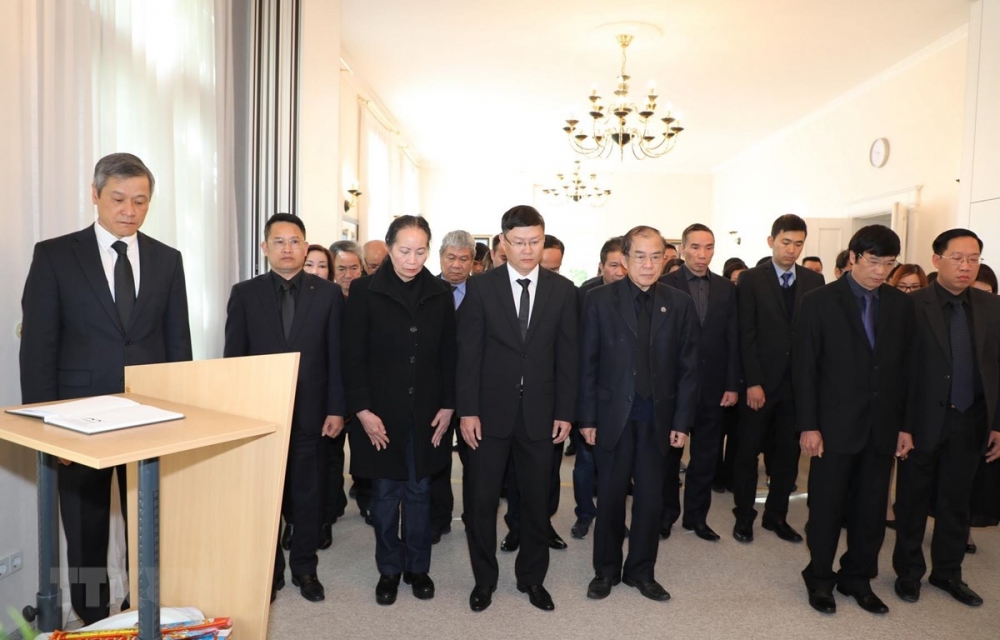 le vieng va mo so tang nguyen chu tich nuoc le duc anh tai singapore new zealand duc va thuy si