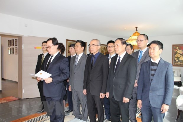 le vieng va mo so tang nguyen chu tich nuoc le duc anh tai singapore new zealand duc va thuy si