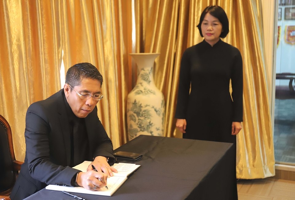 le vieng va mo so tang nguyen chu tich nuoc le duc anh tai singapore new zealand duc va thuy si