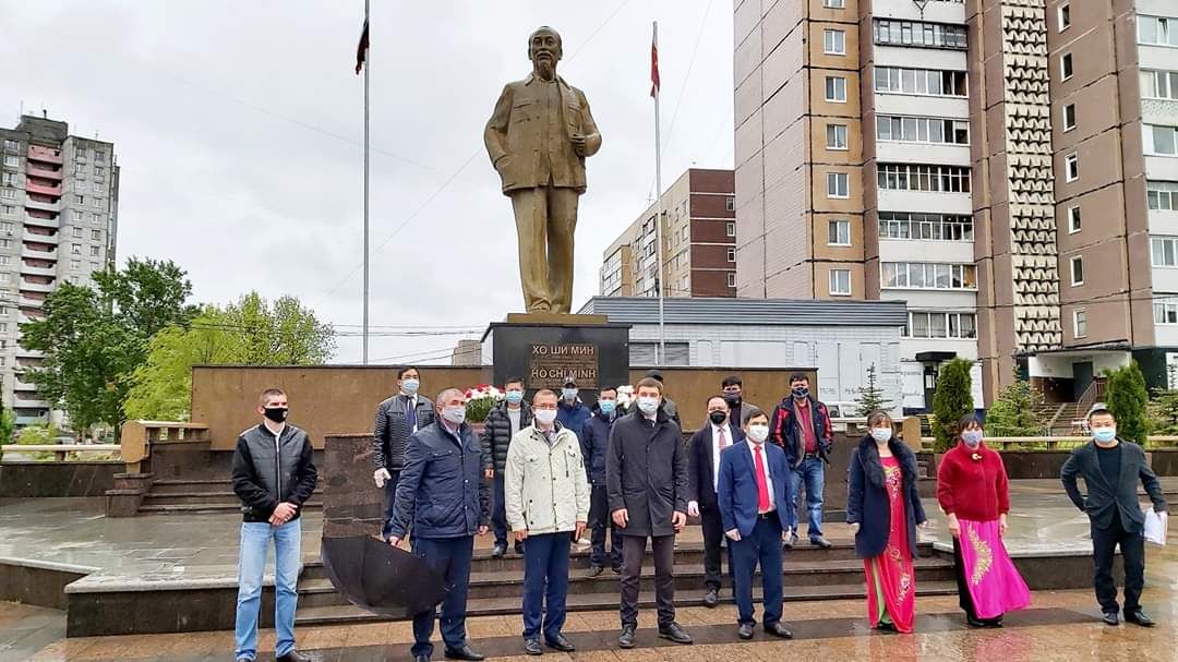 tlsq viet nam tai ekaterinburg to chuc le dang hoa nhan ky niem 130 nam ngay sinh chu tich ho chi minh