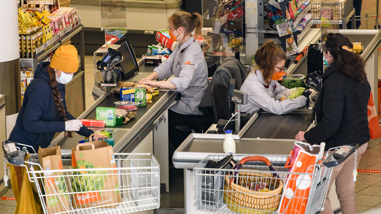 nhieu nuoc cong bo vaccine giai cuu nen kinh te hau covid 19