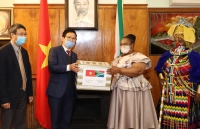 Đại sứ quán Việt Nam tại Nam Phi trao quà hỗ trợ phòng chống Covid-19 cho địa phương Nam Phi