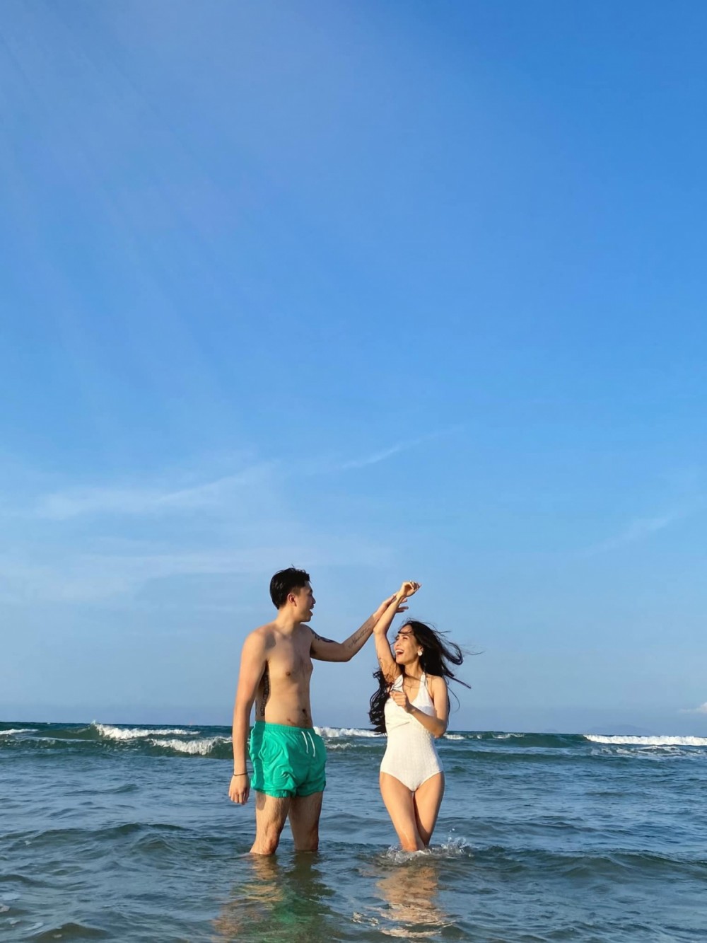 Gia đình ca nương Kiều Anh có chuyến đi biển nghỉ dưỡng. Cô và chồng thoải mái vui đùa với sóng biển và tạo dáng. Gia đình ca nương Kiều Anh có chuyến đi biển nghỉ dưỡng. Cô và chồng thoải mái vui đùa với sóng biển và tạo dáng.