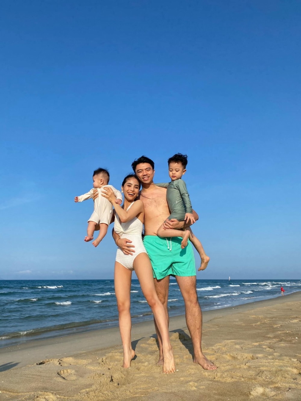 Sau khi sinh hai con trai, Kiều Anh vẫn giữ được vóc dáng xinh đẹp và săn chắc. Sau khi sinh hai con trai, Kiều Anh vẫn giữ được vóc dáng xinh đẹp và săn chắc.