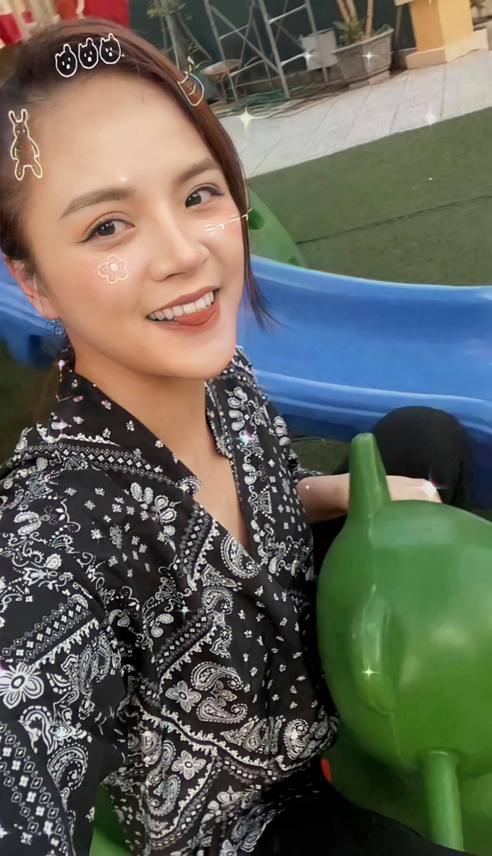 Thu Quỳnh ăn mặc giản dị, đi công viên vui chơi. Thu Quỳnh ăn mặc giản dị, đi công viên vui chơi.