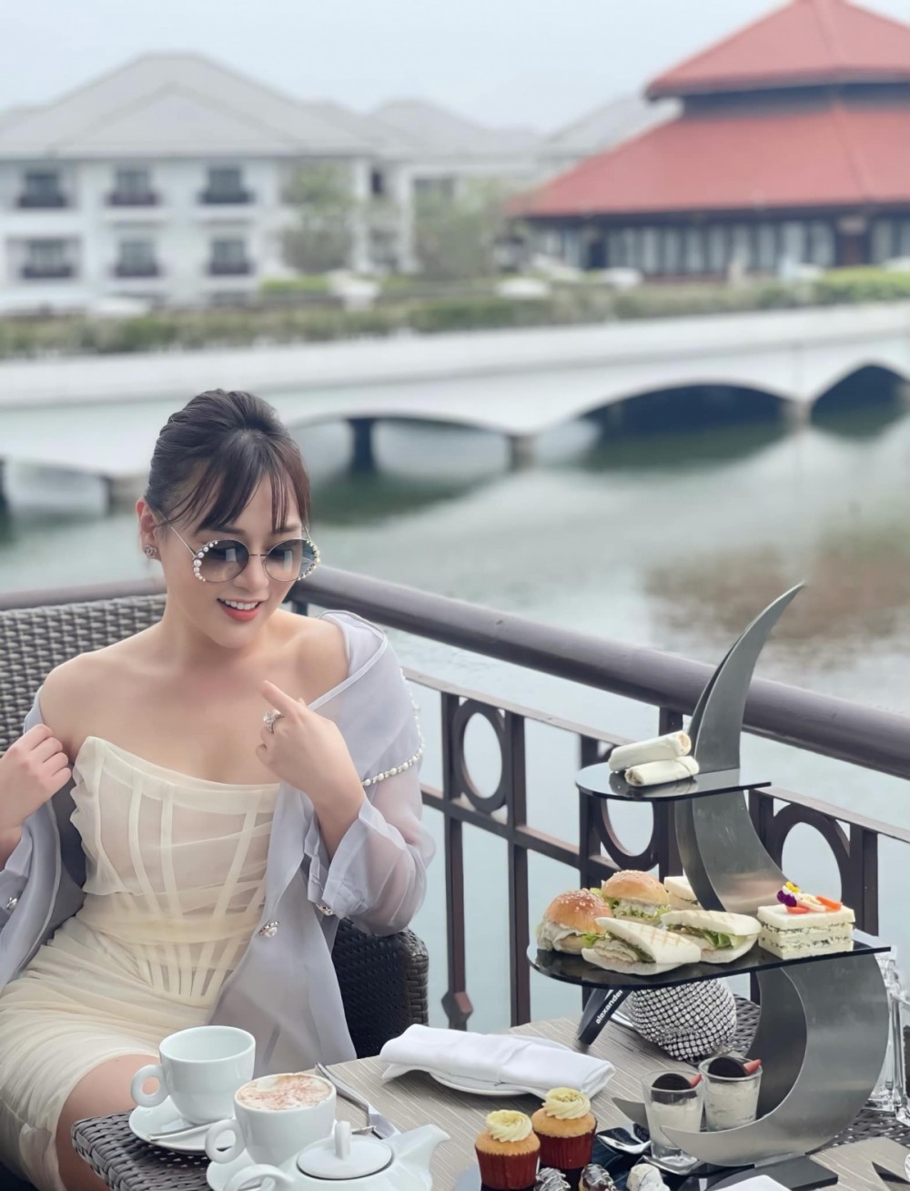 Phương Oanh diện đầm bó sát, khoe bữa tiệc trà chiều tại một khách sạn hạng sang ở Hà Nội. Phương Oanh diện đầm bó sát, khoe bữa tiệc trà chiều tại một khách sạn hạng sang ở Hà Nội.