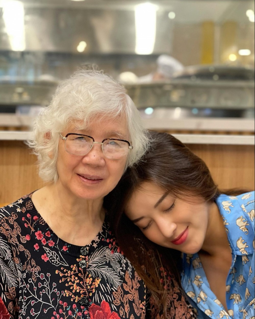 Á hậu Huyền My về thăm bà dịp lễ./. Á hậu Huyền My về thăm bà dịp lễ./.