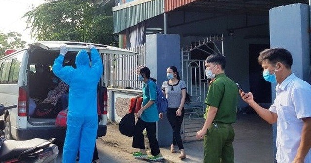 Các trường hợp tiếp xúc gần với các ca nhiễm Covid-19 tại Hà Nam được đưa đi cách ly.