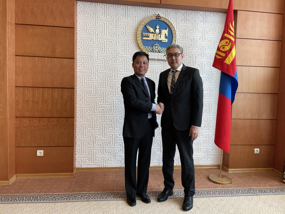 Đại sứ Doãn Khánh Tâm và Thư ký Hội đồng An ninh Quốc gia Mông Cổ A.Gansukh.