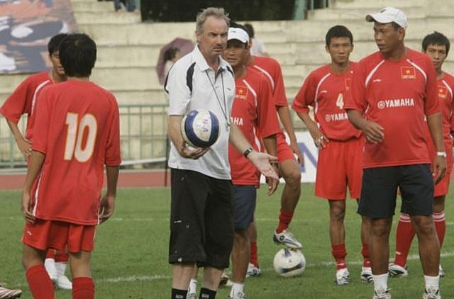 austria wien tung so huu mot sieu tien dao mang ten hlv alfred riedl