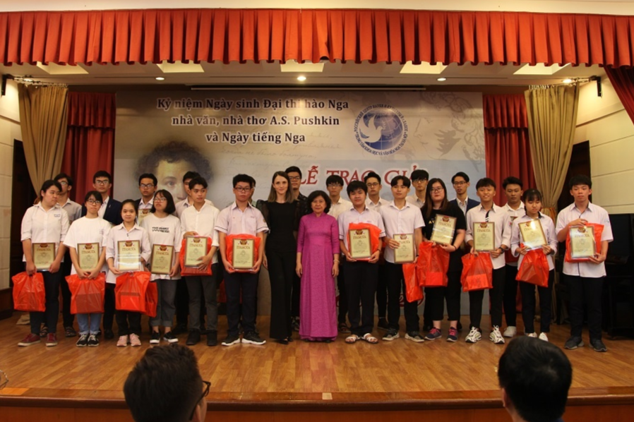 trao giai cho 200 thi sinh chien thang cuoc thi olympic 2020