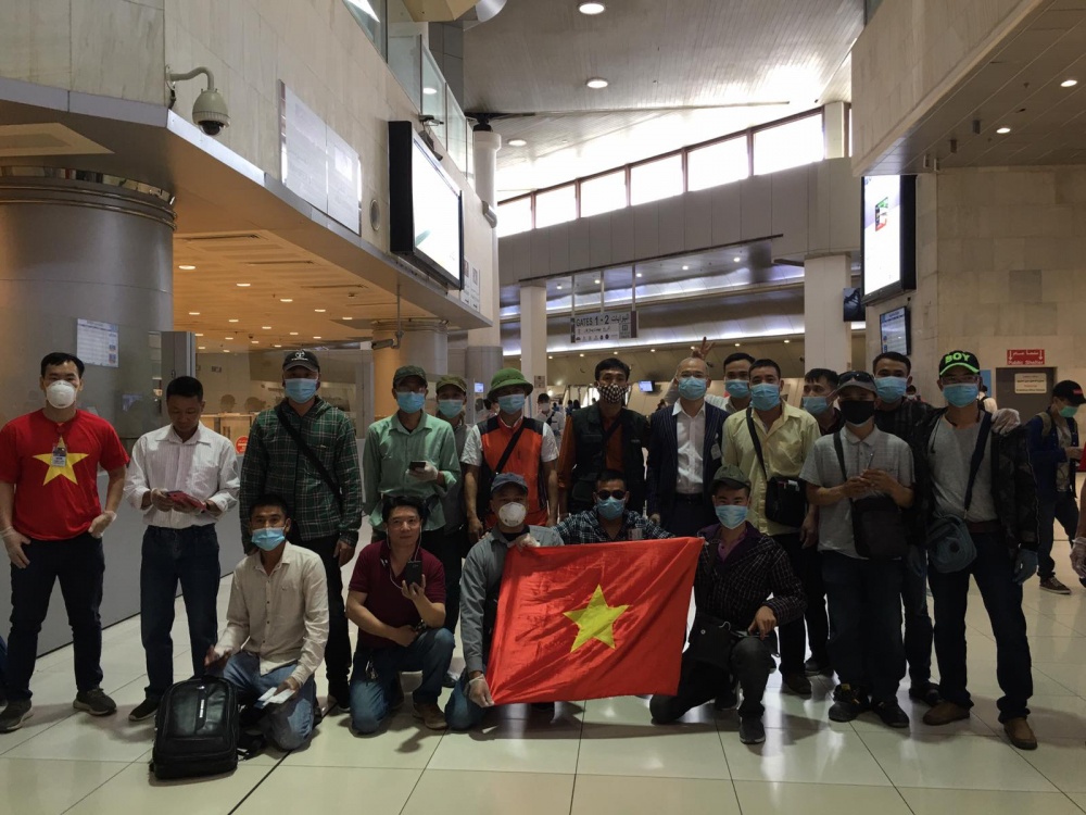 3457 cong dan len may bay tyi kuwait 2