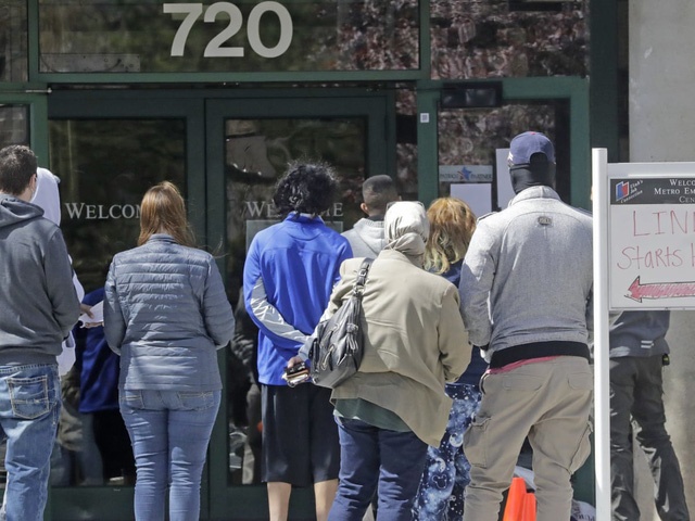 Mọi người xếp hàng bên ngoài trung tâm việc làm Metro ở Thành phố Salt Lake, Utah để làm thủ tục xin trợ cấp thất nghiệp. Ảnh: theguardian.com 5631 photo 1 1589516140382860055412