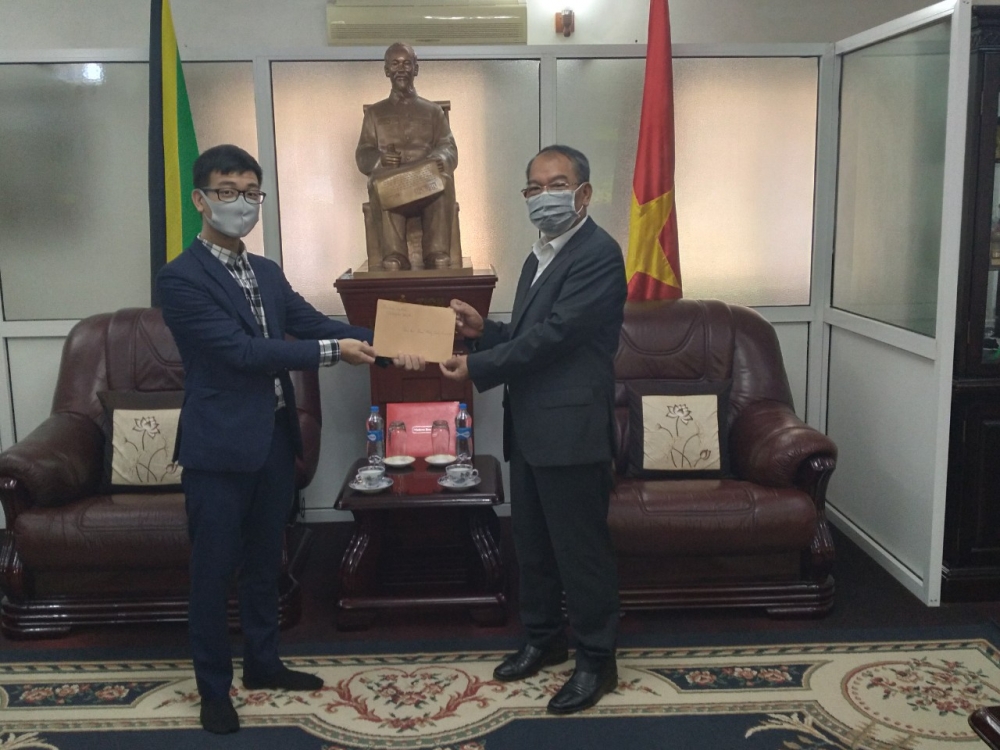 Đại sứ Việt Nam tại Tanzania tiếp nhận ủng hộ quỹ phòng chống Covid-19 từ Tập đoàn Tân Long