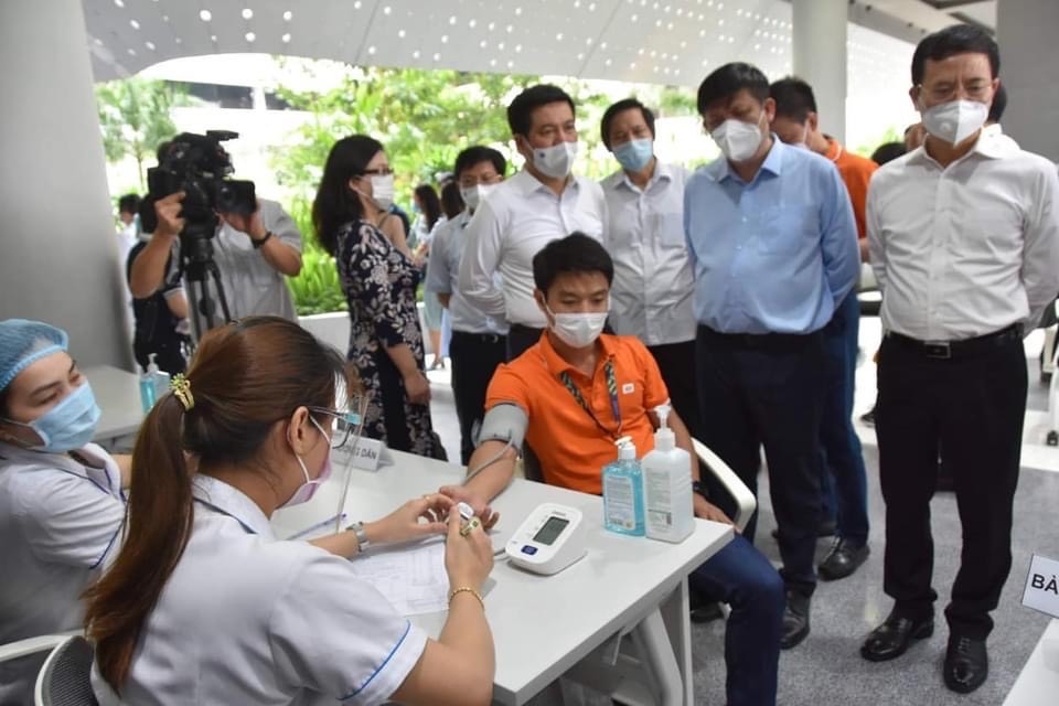 Bộ trưởng Nguyễn Thanh Long và Nguyễn Mạnh Hùng theo dõi quá trình khám sàng lọc