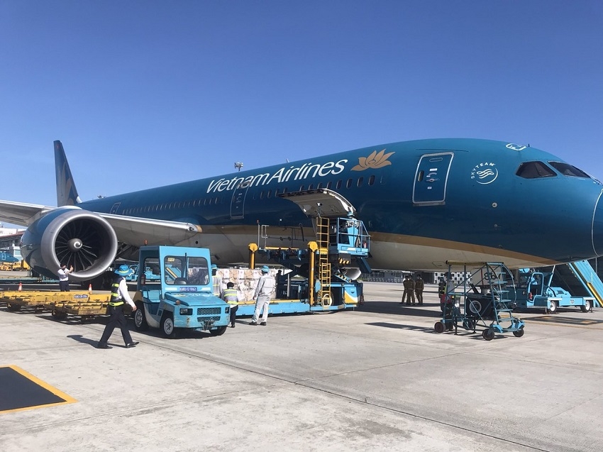 Vietnam Airlines bố trí đội ngũ dày dặn kinh nghiệm xử lý hàng hóa y tế để tiếp nhận lô hàng này ở sân bay (Ảnh: VNA)