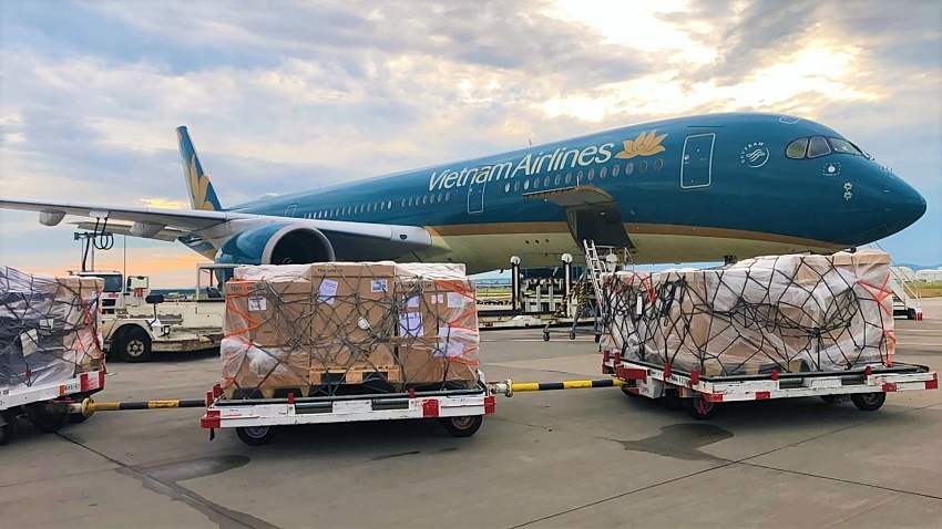 Máy bay Vietnam Airlines tiếp nhận lô hàng tại sân bay Frankfurt (Ảnh:VNA)
