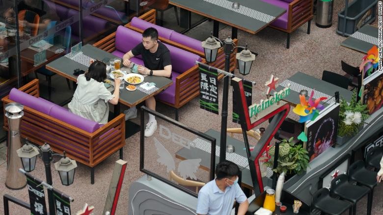 Khách hàng tại một nhà hàng ở quảng trường mua sắm Huaxi Live ở quận Haidian, Bắc Kinh, Trung Quốc. (Nguồn: CNN)