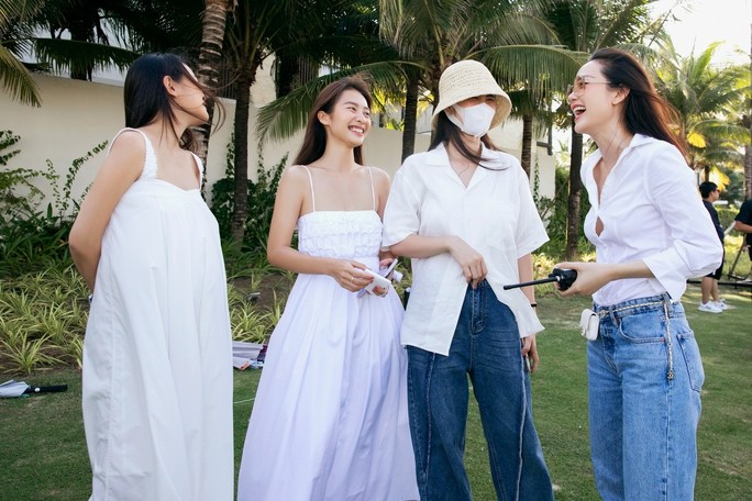 Đông Nhi che chắn cẩn thận khi xuất hiện tại địa điểm tổ chức đám cưới Minh Hằng (Ảnh: Nhân vật cung cấp).