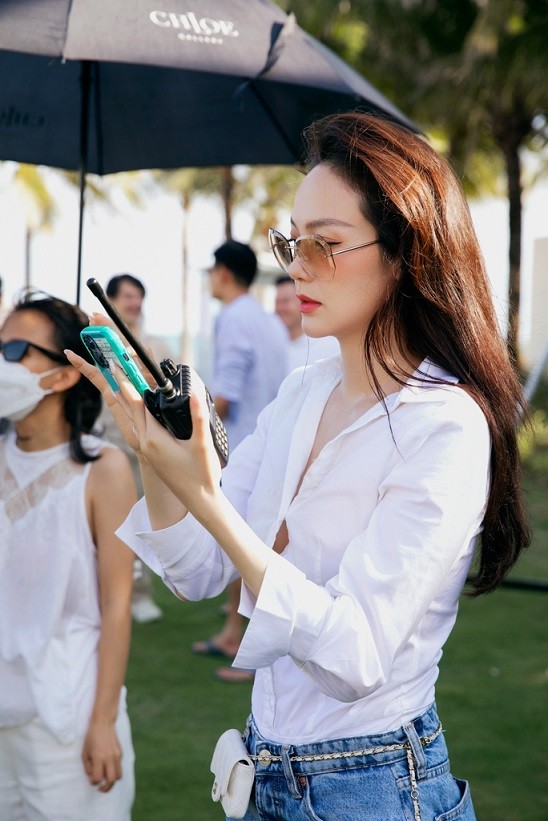 Thay vì chuẩn bị xiêm y, Minh Hằng lại đi kiểm tra sân khấu đám cưới. 