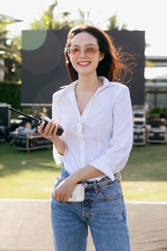 Thay vì xiêm y lộng lẫy, Minh Hằng diện sơ mi trắng, quần jean bận rộn đạo diễn lễ cưới