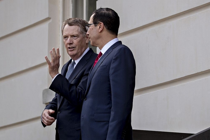 quan chuc my trung thao luan ve thuong mai qua dien thoai