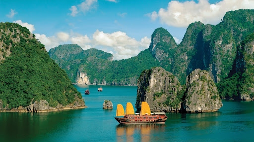 Vịnh Hạ Long là một trong những kỳ quan thiên nhiên nổi tiếng thế giới, được UNESCO công nhận là Di sản thiên nhiên thế giới, một trong những địa điểm nổi tiếng nhất của Việt Nam với du khách nước ngoài. (Nguồn: BQN)