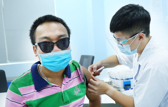 Các bác sĩ tiêm vắc xin cho người lao động khuyết tật - Ảnh: Bộ Kế hoạch và đầu tư