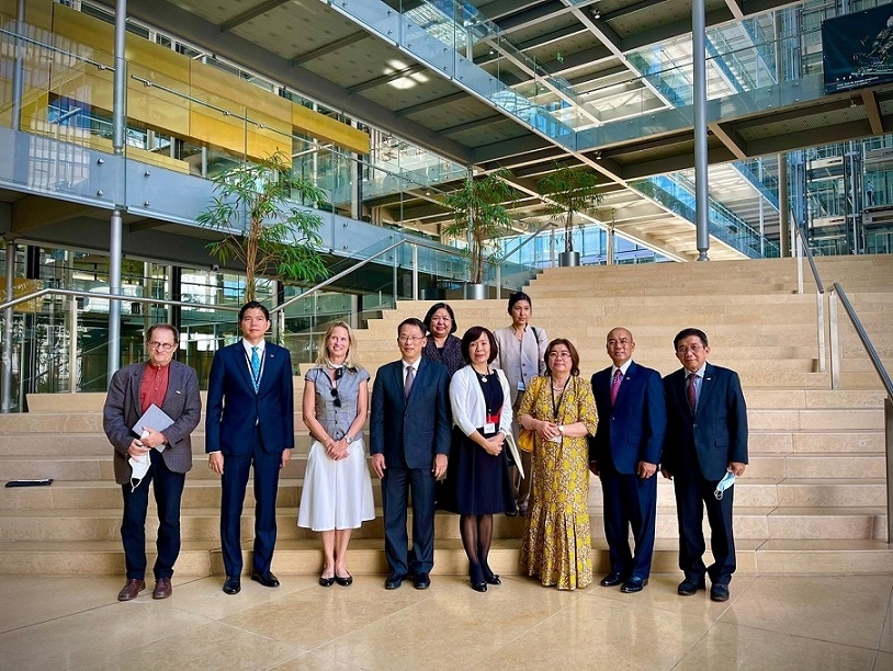 ĐS Lê Linh Lan và ĐS các nước ASEAN thăm và làm việc tại Trung tâm nghiên cứu khoa học và ngoại giao Geneve (GESDA).JPG