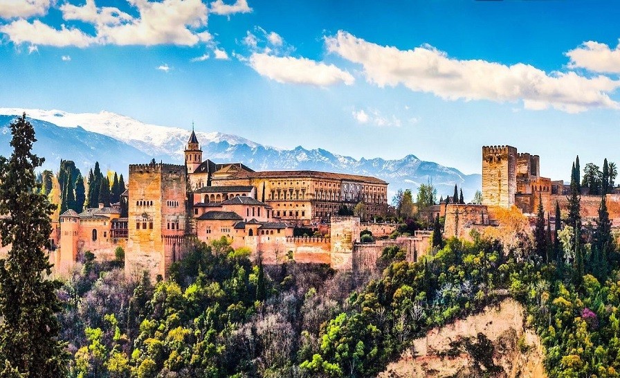 2. Granada (Nguồn: US News)