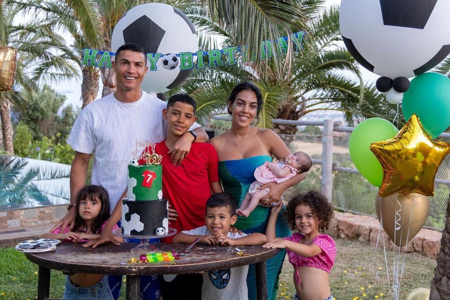 Gia đình Ronaldo đang ở trong một biệt thự sang trọng, tách biệt và riêng tư hoàn toàn, nằm dưới chân dãy núi Tramuntana. 